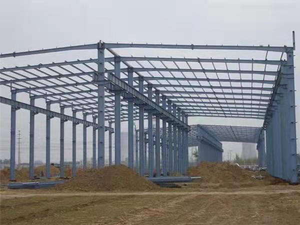 钢结构的主要特征抗风力型钢结构工程建筑重量较轻、强度大、总体刚度好、形变能力强